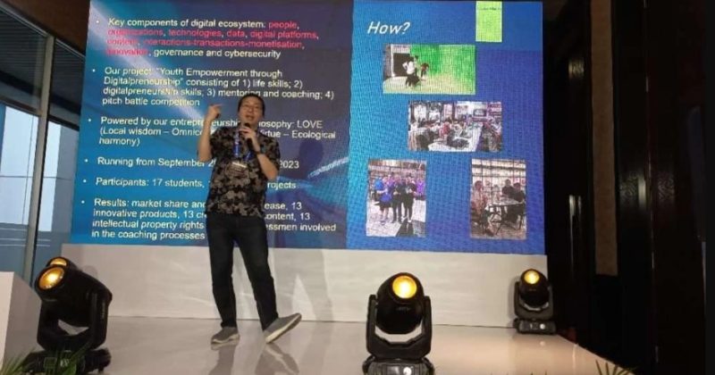Dua Dosen Ubaya Jadi Narasumber InnovTalks Kemendikbudristek