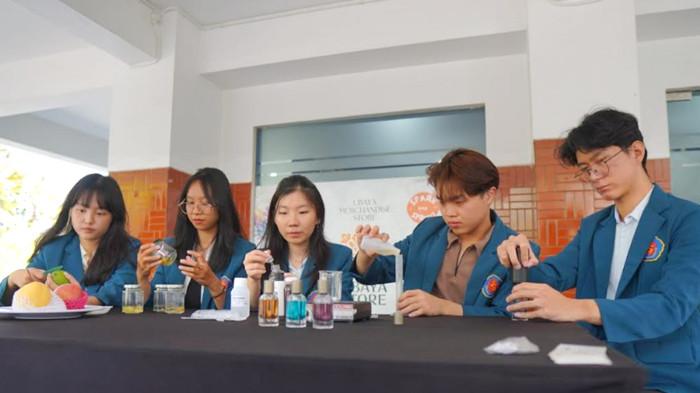 PARFUM DUROMA - 5 mahasiswa Fakultas Teknik Universitas Surabaya (Ubaya) saat meracik parfum ramah lingkungan Dauroma berbahan dasar limbah buah di Kampus Ubaya Tenggilis, Surabaya, Jawa Timur, Kamis (18/9/2025). 
